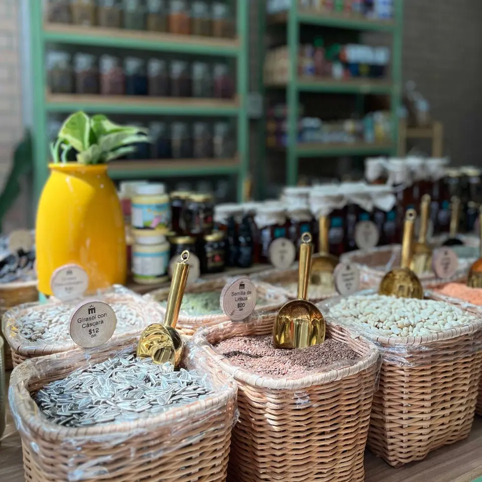 Amplia variedad de productos a granel y especias en estanterías.