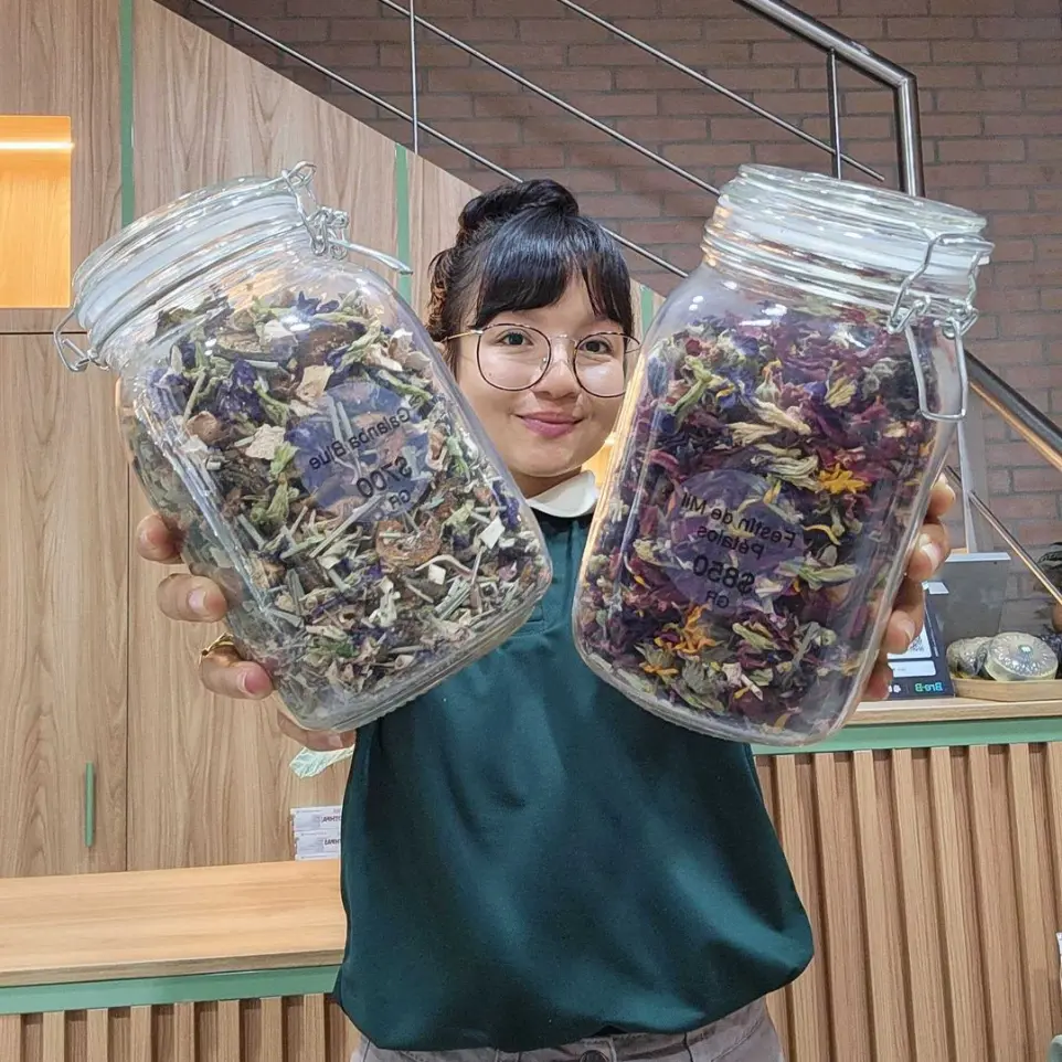 Nella, socia fundadora, asesorando sobre productos orgánicos y sin gluten.