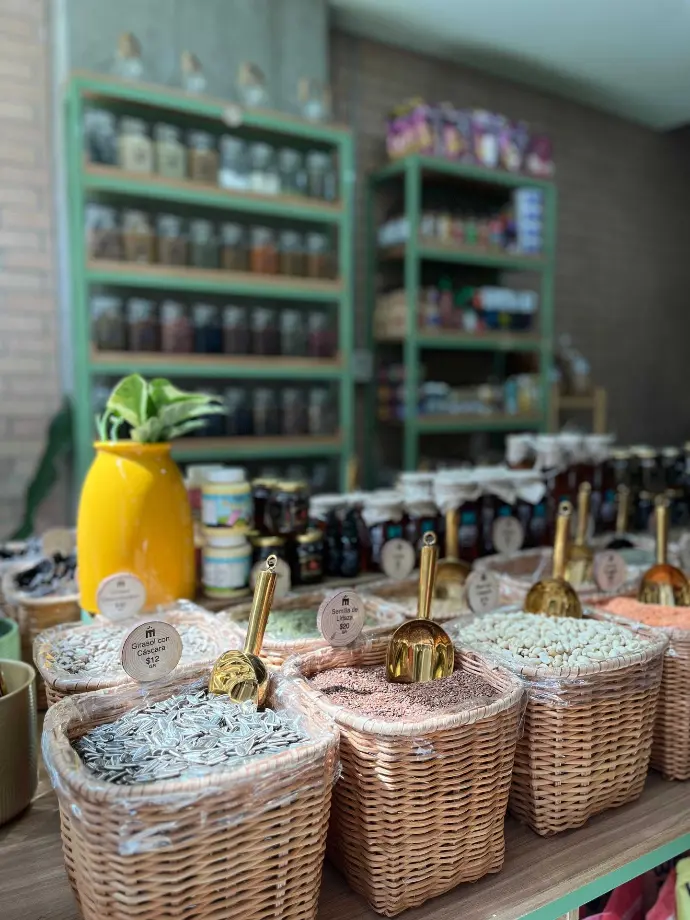 Amplia variedad de especias puras a granel en envases de vidrio.