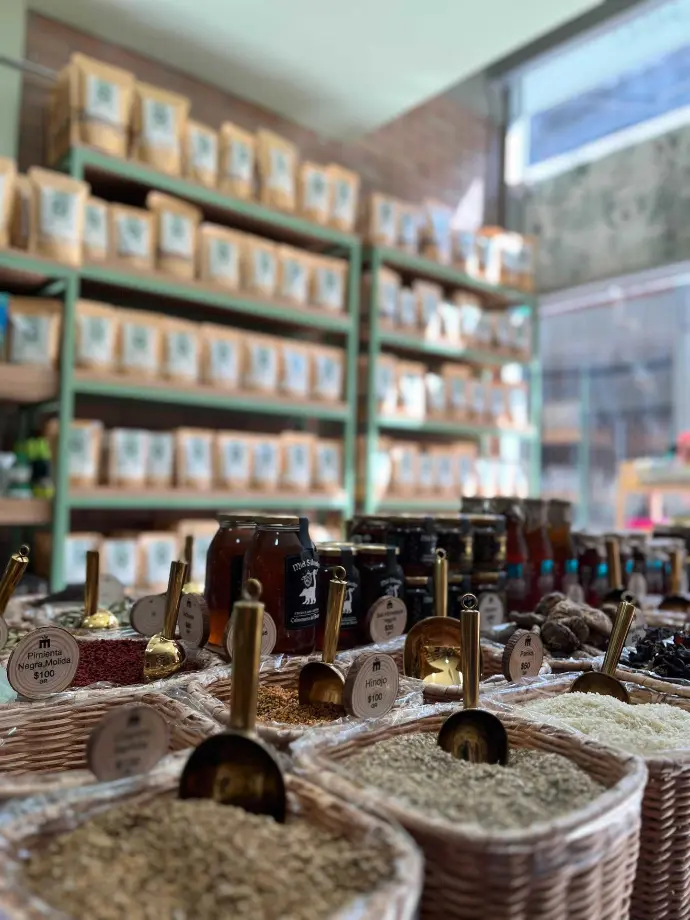 Estantería con harinas especiales (Almendra, Quinua, Garbanzo) y productos sin gluten.