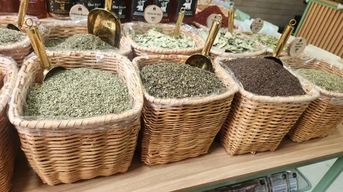 Miel, vinagres artesanales y aceites saludables en estantería.