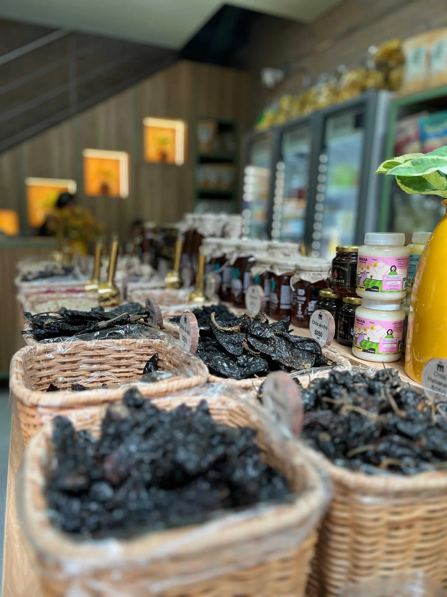 Especias exóticas (Shiitake, Sichuan, Togarashi) en la sección a granel.